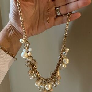 Pearl beaded necklace. Gold chain.